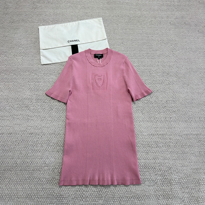 chanel heart cutout patch crew neck ribbed short sleeve knit top